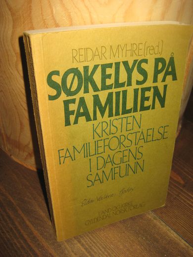 MYHRE: SØKELYS PÅ FAILIEN. KRISTEN FAMILIEFORSTÅELSE I DAGENS SAMFUNN. 1977.