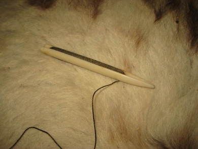 Gammelt redskap i plast for å bøte garn 20-30 tallet Ca 12 cm langt