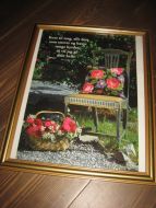 Bilde i glass og ramme med tekst: Kom til meg alle dere som strever og bærer tunge byrder så vil jeg gi dere hvile