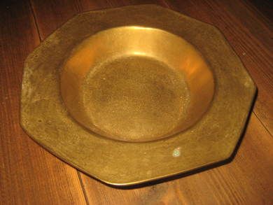 SEKS KANTA MESSINGFAT ca 21 cm breitt 0 9 kg med inskripsjon: GAVEPREMIE 1989 SUNNMØRSBANKEN