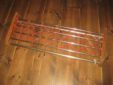 Pen entre hylle fra 60 tallet ca 80 cm lang 30 cm djup Teak og metall samt plaststrimler Pen!!