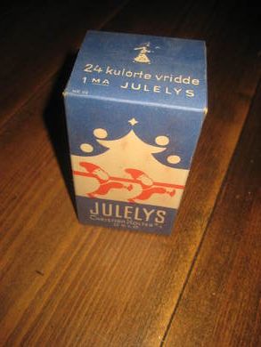 Strøken eske med 24 ubrukte kulørte vridde julelys fra Christian Holter Oslo 50 tallet