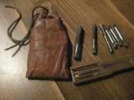 Noe for deg? Allt samla i en skinnpung spesialeske med skyvelokk for dei minste borane Selges samla