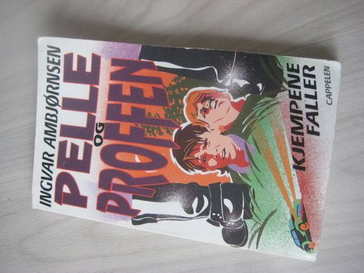 AMBJØRNSEN: PELLE OG PROFFEN. KJEMPENE FALLER. 1992.