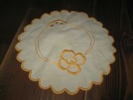 Pen brodert duk ca 22 cm i diameter