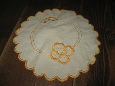 Pen brodert duk ca 22 cm i diameter
