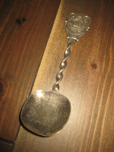 pynteskei med motiv av vikingskip ca 13 cm lang