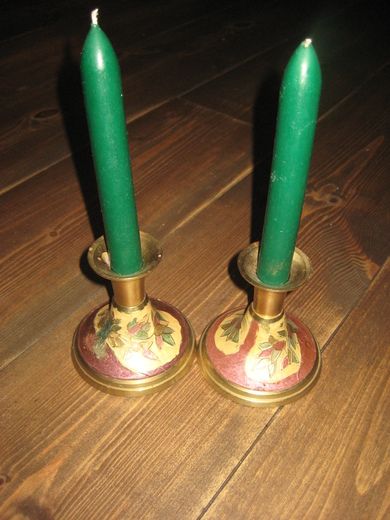 Messinglysestaker med dekor i emalje selges under ett 60-70 tallet