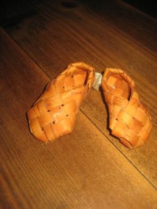 Par fletta sko i ministørrelse, ca 6 cm lange. 