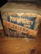 Meget gammel boks med lokk TRIUMF fra Marie Muller Alver pr Bergen ca 23*23 cm stor 24 cm høg 20-30 tallet