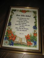 Bilde i glass og ramme med tekst: For så høyt har Gud elsket verden at han gav sin sønn den enbårne for at hvær den som tror på han ikke skal gå fortapt men ha evig liv