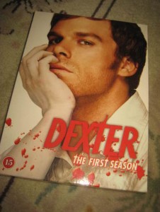 DEXTER, The first season. 15 år, ca 11 timer, 2006.