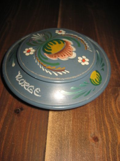 Rosemalt lokk skål i tre ca 14 cm i diameter 60 tallet