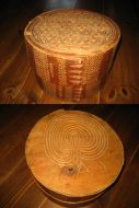 Meget pent arbeid fra 1800 tallet, ca 28 cm i diameter, ca 18 cm høgt, med lokk. 