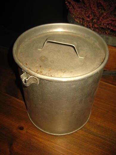 Aluminiumsspann med lokk, ca 18 cm i diameter, 20 cm høgt.