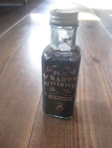 Flaske uten innhold, OLJE NARV SVERTE, fra Fjeldheim Kjemiske Industri, Bergen, 40-50 tallet