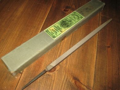 Ubrukt fil fra NICHOLSON FILE Nederland 50 -60 tallet NB DU FÅR BERRE FILA eske er til demonstrasjon på alder