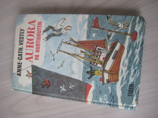 Vestly Anne Cath: AURORA PÅ HURTIGRUTEN 1971