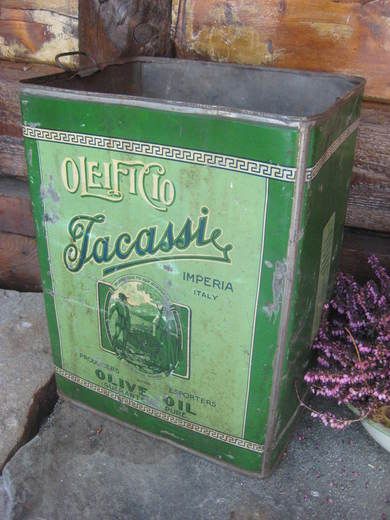 Megastor boks OLEIFICIO TACASSI OLIVE OIL 30-40 tallet ca 30*24 cm stor 40 cm høg