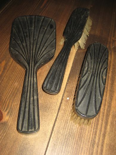 Sett med speil og 2 koster plasthandtak 50 tallet