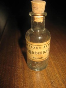 Flaske uten innhold, Rigabalsam, fra Storfjord Apotek, Stranda. 50 tallet