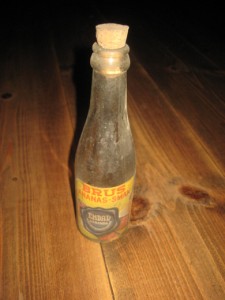 Lita flaske fra Emdals Mineralvannsfabrik, Stranda, BRUS MED ANNANASSMAK, 50-60 tallet.