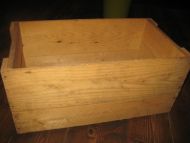 Eplekasse i tre 60 tallet ca 55*30 cm stor 28 cm høg