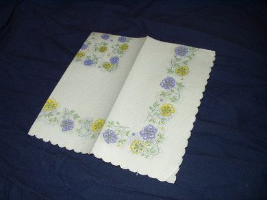 Serviett med blomstermotiv fra eldre samling
