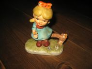 Liten, pen figur i porselen, ca 12 cm høg. 60 tallet. 