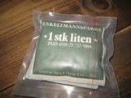Uåpna pakke med ubrukt innhold ENKELTMANNSPAKKE liten fra militært overskuddslager 60 tallet