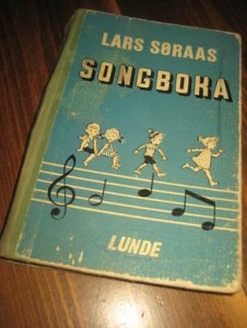 SØRAAS, LARS: SONGBOKA. 1960. Stempla RINGSTAD SKULE. 