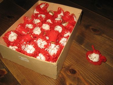 Eske med gamle lysmansjetter masse selges under ett 40-50 tallet