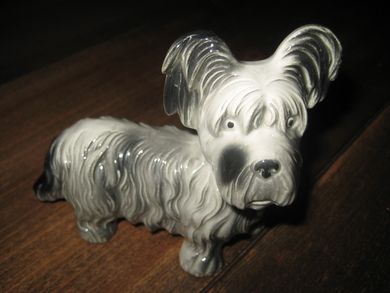 Pen strøken hund i porselen 60 tallet