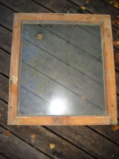 Gammelt vindu med glass,