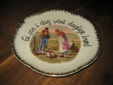 Porselensfat med tekst: Gi oss i dag vårt daglige brød Ca 19 cm i diameter