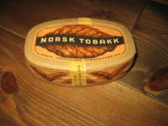 Srøken, uåpna tobakkseske fra Brødr. Frisholms Tobaksfabrikk, Oslo. 50 tallet. 