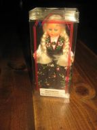 Strøken HEMSEDAL dokke i uåpna eske ca 13 cm høg fra Den Norske Dukkefabrik 70 -80 tallet