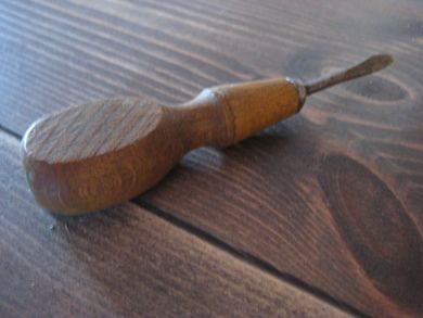 Eldre skrujern med trehåndtak 12 cm langt