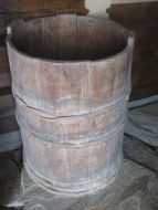 Meget gammel og pen tretønne med vidjeband ca 50 cm i diameter i topp noe mer i bunn ca 80 cm høg