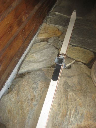 Treski fra 1954 brukt av Hæren ca 210 cm lange Produsert ved BONNA SKIFABRIKK