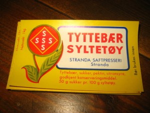 Etikett TYTTEBÆR SYLTETØY, fra Stranda Saftpresseri, 60-70 tallet.Lag ditt eget syltetøy, og bruk en dekorati etikett. 