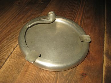 Pent askebeger i tinn med pipe på kanten spesiellt 50-60 tallet