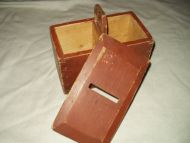 Meget pent skrin med lokk inndelt i 2 bur Handtak