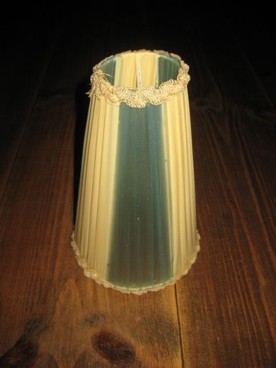 Pen lampett med plastrenser, 50-60 tallet. Ca 19 cm høg. Blå-beige.