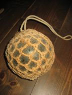 Pen og gammel kavlkule brukt ved garnfiske i gamle dager Lys grønn