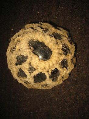 Pen stor kavlkule ed pen seis brukt ved garnfiske i gamle dager ca 12 cm i diameter 30-40 tallet Dette er kule nr 1