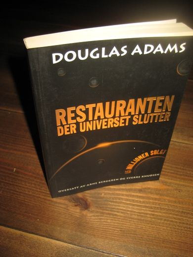 ADAMS, DOUGLAS: RESTURANTEN DER UNIVERSET SLUTTER. 1999.