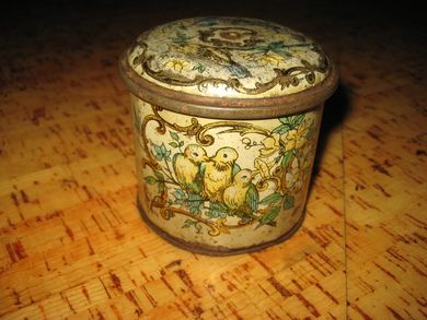 Eldre boks ca 8 cm i diameter 7 cm høg 30-40 tallet