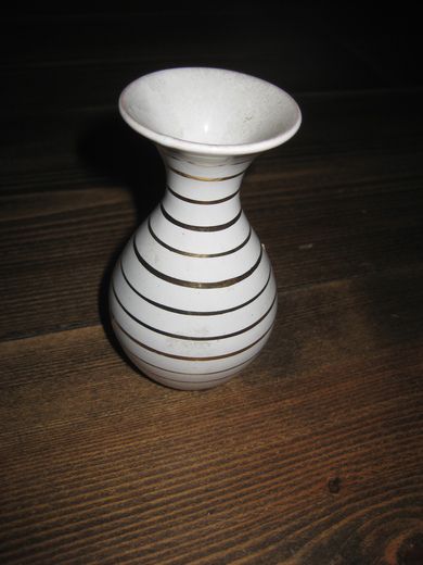 Liten, pen vase med gulldekor, ca 9.5 cm høg.