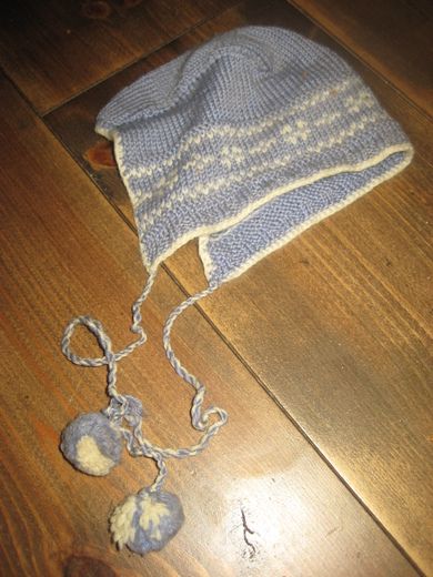 Eldre heimestrikka lue til den minste babylue ca 1 år